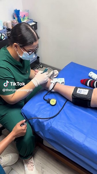 La terapia compresiva (vendajes multicapa, sistemas de velcro, elásticas, medias de compresión, etc.) se utilizan principalmente en el tratamiento de enfermedad venosa, úlceras venosas y linfedema de varios tipos. Sin embargo, su uso en pacientes con Enfermedad Arterial o posible Enfermedad Arterial debe evaluarse cuidadosamente; El Indice Tobillo Brazo es una herramienta no invasiva, fiabke y económica, utilizada para detectar enfermedad arterial periférica y que nos ayuda a tomar decisiones cl