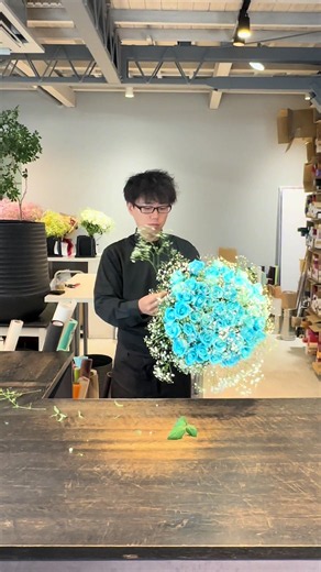 プロポーズに贈る水色バラ50本とかすみ草の花束
