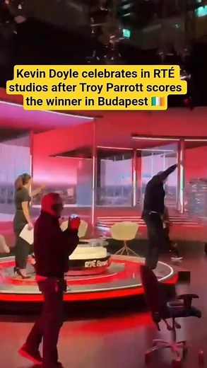 Kevin Doyle celebrates in RTÉ studios after Troy Parrott scores the winner in Budapest 🇮🇪