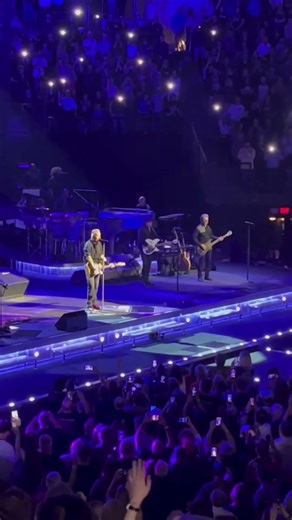 Bruce Springsteen performs 'Purple Rain' at Minneapolis concert