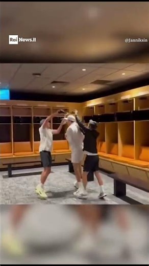 Sinner's show also went off the pitch: the ambush in the locker room and the champagne escape.