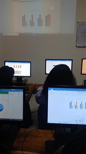 Elite Tec Lda on Instagram: "O MERCADO PROCURA QUEM SABE FAZER!. Por isso as oportunidades só vão pra que entende a importância de saber informática. Em 2026 é a sua Vez de Fazer diferente e Investir em si mesmo Ensinamos do Básico ao Avançado. Nossos cursos: - Informática Básica - Informática Avançada - Excel Avançado - Excel para Finanças - Design e Marketing Digital - Informática para Empreendedores - Programação Web Você sai preparado para: • Trabalhar melhor • Ganhar mais oportunidades • Se