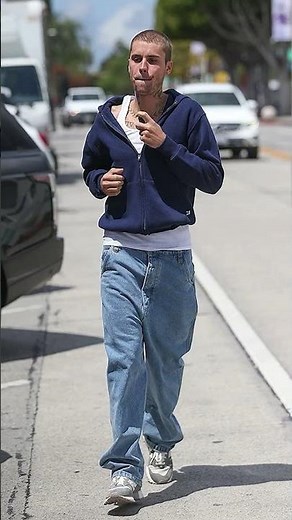 Justin Bieber's Latest LA Outfit: Cool Baggy Jeans & Navy Sweatshirt!