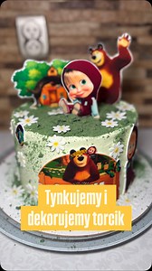 „W mojej kuchni dziś jak w lesie u Misia i Maszy - trochę bałaganu, dużo zabawy i kolorowa magia ✨ Tort na 2 urodziny Igi gotowy, a Masza pewnie już by zdążyła wsadzić tu palec w krem 😄🎀🍰” #jakotynkowaćtort #tortzmaszą #mashacake #wydrukcukrowy | Marta Sykuła