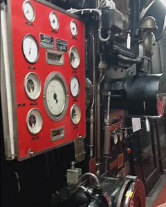 Seefahrtstechnik hautnah erleben: Fahrt mal mit der Cap San Diego! Ein Besuch im Maschinenraum während der Fahrt ist ein einmaliges Erlebnis. Schaut dem wachhabenden Maschinisten beim Fahren der Hauptmaschine über die Schulter, erlebt die Hilfsdiesel in Aktion und werft einen Blick in den langen Wellentunnel. Ihr findet den Fahrplan für 2026 auf unserer Homepage: https://www.capsandiego.de/das-schiff/fahrten | Cap San Diego