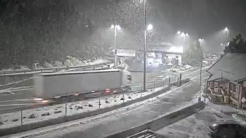 ❄️ De fortes chutes de neige débutent au tunnel du Fréjus (1228 m). Les conditions se dégradent rapidement sur l’axe alpin. Prudence 🚗 #Neige #Frejus #Alpes #Vigilance #météo
