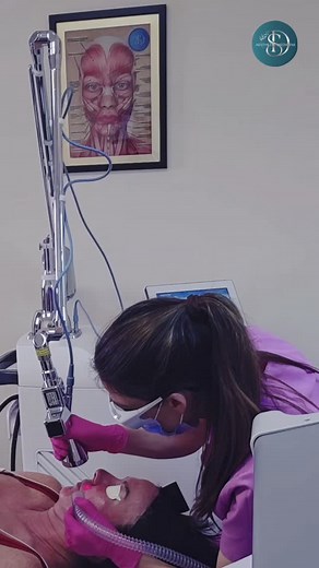 ✨ MicrolaserPeel™ – Your Fresh Skin Moment ✨ This treatment is often called a “weekend peel,” but the results go far beyond what a simple peel can achieve. Using our Sciton JouleX resurfacing laser, we gently remove 10–50 microns of the outer skin layer—precisely targeting: • Fine lines • Sun damage & pigmentation • Rough texture • Dullness 💎 Why patients love it: – Treatment takes only minutes – Downtime: 3–5 days of light redness/peeling – Skin looks smoother, brighter, and baby-soft – Safe,