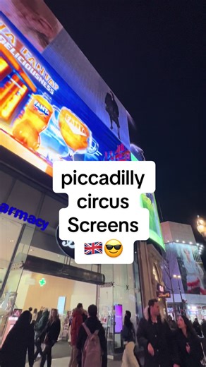 #piccadillycircus #shoppinginlondon #shoppingstreet #uniqlostyle 🇬🇧 🚦Busy street at piccadilly circus 🤡