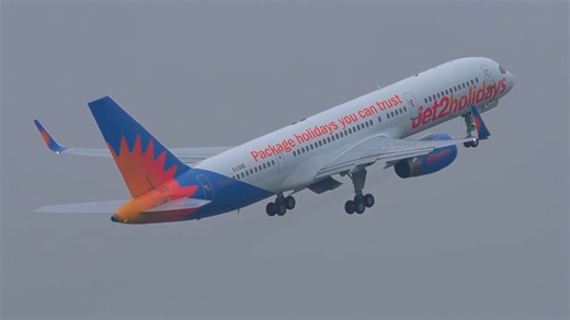 Boeing 757 shows its powerful takeoff