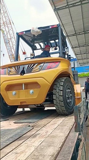 Professional Forklift Loading on Truck Ramp | Safe & Skilled Operation