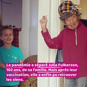 La pandémie a séparé Julia Fulkerson, 102 ans, de sa famille. Mais après leur vaccination, elle a enfin pu retrouver les siens. Grand-mère de six petits-enfants et de quatre arrière-petits-enfants, elle reste une femme active malgré son âge. Alors qu'elle passait du temps avec un de ses arrière-petits fils, la centenaire s'est prise au jeu du cours de gym virtuel que suivait ce dernier. Filmée par sa belle-fille, la vidéo de cette mamy en train de faire des étirements a fait le tour des réseaux 