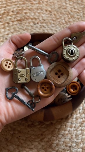 ˚ ༘ 𖠣 ⚉B͓̽u͓̽t͓̽t͓̽o͓̽n͓̽s͓̽｡𖠣 𖦹 ° on Instagram: "Some bussin sopita ngl 🍜 (Guys im bored my man is at work😔💔) 😏Guess you can call this a lil advertisement + sneak peek for whats to come soon! - -🏷️Tags: #smallbusiness #upcycling #upcycle #artsandcraft #buttons #keys #locks #vintage #retro #réel"