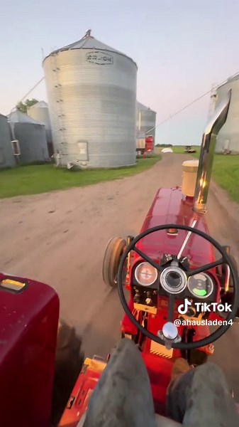 56 series international getting hayledge done #fyp #straightpipes #1456 #international #blowingsmoke #1256 #chopping