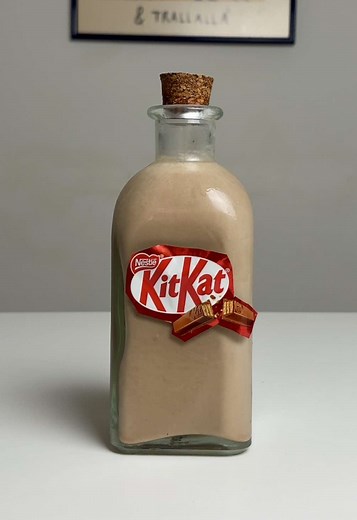 LICOR DE KITKAT🤌🏻🍫 Te voy a crear una necesidad muy fuerte Cremoso, goloso y peligrosamente fácil de beber. Sabe a chocolate, cacao y barquillo crujiente… pero pega como ese “último chupito” que nunca debería haber existido 👀 Este licor de KitKat es de esos que empiezan con: “solo voy a probarlo” …y acaban con media mesa preguntando quién se ha terminado la botella. 📋 ¿Qué necesitamos? • 300gr de KitKat • 500 ml de leche • 350–400 ml de leche condensada • 250 ml de alcohol alimentario 95° �