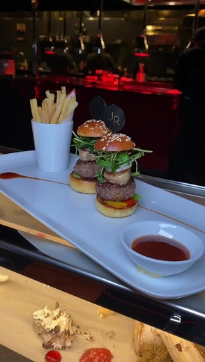 Beef and Foie Gras Burger from L'Atelier de Joël Robuchon Miami 🇫🇷🍔🍟 | Foody Fetish