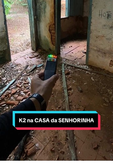 CASA DA SENHORINHA parte 2 E ainda na casa da senhorinha, decidi ligar o aparelho K2, no começo não captou nada, mas assim que cheguei na sala, ele começou a captar os primeiros sinais eletromagnéticos. Seria essa casa assombrada mesmo? Confesso que foi assustador!!! . . . #lucaoyt #casaabandonada #lugaresabandonados #urbex #sobrenatural