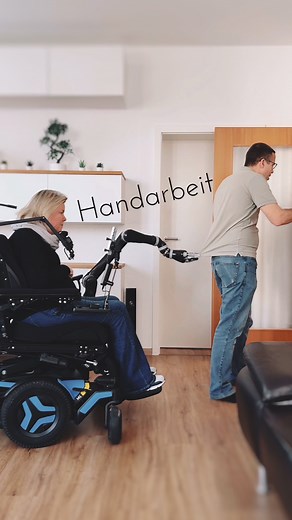 Das verändert ALLES! Der Kinova Jaco Arm gibt Kessi die volle Kontrolle über ihren Alltag zurück – trinken, essen, Türen öffnen, Handy bedienen oder etwas vom Boden aufheben… plötzlich wieder möglich. 💙 Dieser Assistenz-Roboterarm macht Menschen unabhängiger, sicherer und aktiver – ein Gamechanger für jeden, der mehr Freiheit im Alltag sucht. Die Bewegungen sind so fein wie ein menschlicher Arm, steuerbar über Joystick, Kopfsteuerung oder Sip-and-Puff. Und das Beste: Er macht deinen Rollstuhl n