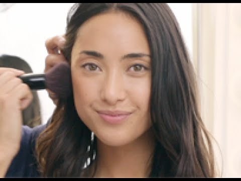 How to apply Bobbi Brown Bronzing Powder
