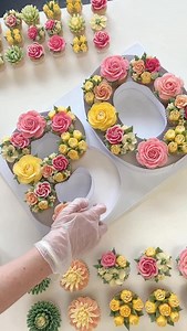 Cupcake numbers 🌹🌷💐🌸🌼 I’d love to know…which colour scheme would you go for if you had one for your birthday? 💝 (dusky pinks for me 😄🌸🤍🌿) . #cake #cupcakes #flowers #piping #cupcakedecorating #baking #cupcakenumber #birthdaycake #cakeideas #cupcakeideas #prettycupcakes #flowercupcakes #petalsbakehouse | Petals Bakehouse
