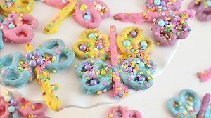 Butterfly Pretzels ~ such a cute & easy way to decorate pretzels! I've made these for birthday parties, baby showers or anything Spring-related. Watch how I make them & print off the instructions here: https://goo.gl/L55SV2 | Butter with a Side of Bread