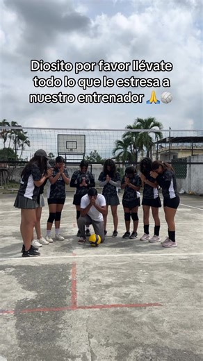 🙏🏐 Diosito, por favor llévate todo lo que le estresa a nuestro entrenador… aunque pensándolo bien, con este equipo mejor mándale paciencia en doble dosis 😅😂 Como club sabemos que detrás de cada corrección, cada llamado de atención y cada repetición, hay un compromiso enorme por formar mejores jugadores y personas 💙 Gracias, profe, por la dedicación… porque sabemos que no es fácil, pero aquí seguimos creciendo juntos 🙌 #ClubDeVoley #Equipo #Entrenamiento #Disciplina #Humor