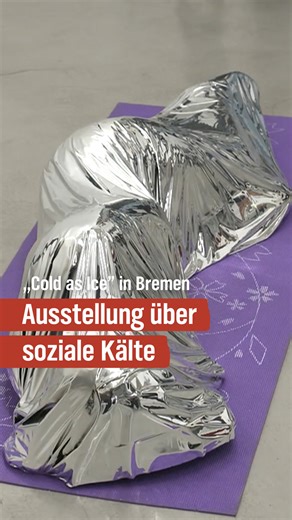 NDR Kultur on Instagram: "🧊 Es gibt eine Kälte, die nicht in den Fingern brennt, sondern irgendwo tiefer. Sie zieht Linien, macht still. Davon erzählt die Ausstellung "Cold as Ice – Kälte in Kunst und Gesellschaft" in der Bremer Weserburg (@weserburg_museum). In Malerei, Video, Installation, Fotografie und Performance zeigen 20 internationale Künstlerinnen und Künstler unterschiedlichste Facetten von Kälte. 🎨 Mit seinem Begleitprogramm will "Cold as Ice" aber nicht nur Diagnose sein, sondern a