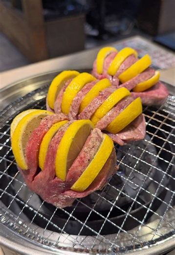 新宿でコスパよく焼肉を食べるならここ！ ここは卓上サーバーから自分で注ぐ“0秒レモンサワー”が名物で、待ち時間なしで好きなだけ楽しめるのが最高。 「0秒レモンサワー 仙台ホルモン焼肉酒場 ときわ亭 新宿三丁目店」 📍 東京都新宿区新宿3-7-3 丸中ビル 3F #japanesefood #japanfood #japan #tiktokfood #東京グルメ