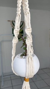 Tenía unas macetitas y decidí hacerle este mini porta macetas de macramé, aquí te enseño cómo hacerlo 🪴🧵 | Carey macrame