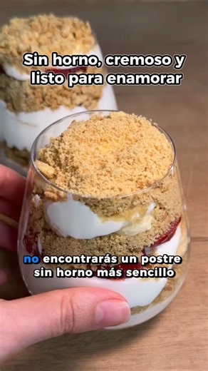 Postre en vaso sin horno con fresas y plátano | Fácil y cremoso
