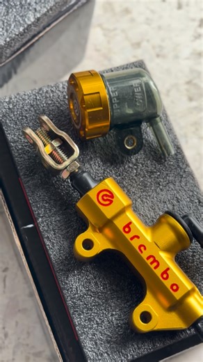 Sotiriou Moto Parts on Instagram: "🔥 Τρόμπα Πίσω Φρένου ΤΥΠΟΥ BREMBO – CNC UNIVERSAL 🔥 🎨 Διαθέσιμα χρώματα: 🔴 Κόκκινο ⚫ Μαύρο 🟡 Χρυσό Αναβάθμισε το πίσω φρένο της μοτοσυκλέτας σου με τρόμπα τύπου BREMBO, κατασκευασμένη σε CNC για ακρίβεια, αντοχή και αγωνιστική αίσθηση. Ιδανική επιλογή για street, track ή custom builds, με premium εμφάνιση και σταθερή απόδοση. Στιβαρή κατασκευή, καθαρό φινίρισμα και αξιόπιστη λειτουργία σε κάθε συνθήκη 🏍️🔥 ⸻ 🔹 Χαρακτηριστικά ✅ Τύπος: BREMBO Style ✅ Κατασ