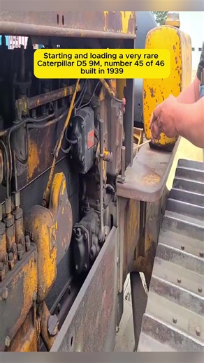 Starting and loading a very rare Caterpillar D5 9M, number 45 of 46 built in 1939 #caterpillar #trackedtractor #crawlertractor #raretractor