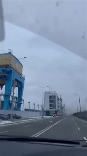 🇷🇺🇺🇦/ L'armée russe attaque une centrale hydroélectrique près de Kiev - des images des conséquences et d'une nouvelle attaque ont été publiées. ▪️Des images de Vyshgorod montrent les conséquences des frappes d'aujourd'hui sur une centrale hydroélectrique importante pour l'énergie de la région de Kiev en Ukraine. ▪️Dans la deuxième vidéo, on voit une nouvelle attaque de "Géranium" à Kiev. ➖ "Des drones ont survolé Kiev et se préparent à lancer une attaque contre Vyshgorod / la centrale hydroé