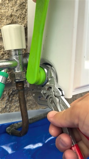 How to drain and remove a radiator like a pro! #asmr #asmrsounds #learn #foryou #mmplumber #viral #plumbing #toolbag #pipes #tools #cleancopper #plumbertools #pressfit #soldering #copper #handtools #work #diy #howto #plumber #tips #hack #reels #handyman #plumero | Mmplumber