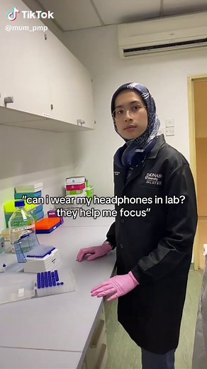 Why Using Headphones in the Lab Enhances Focus