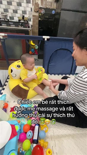 Chiếc em bé rất thích được mẹ massage và rất hưởng thụ cái sự thích thú đó 🐉😁🐉#fyp #fpyシ #foryoupage #xuhuongtiktok #ilovetiktok @Lớn lên cùng con ❤️🐉