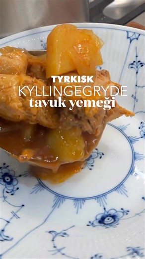 Tavuk Yemeği – Tyrkisk kyllingegryde 🇹🇷🐓❤️ Tyrkisk kyllinggryde er sådan en ret, jeg er vokset op med. Den står dybt plantet i min madrygrad, og jeg vender tilbage til den igen og igen. Det er den slags mad, du kan spise både til frokost og aftensmad uden at blive træt af den. Tværtimod. Den smager faktisk endnu bedre dagen efter, når alle smagene har fået lov til at sætte sig. Og husk at smutte forbi min YouTube-video, hvor jeg deler alle de små tricks bag retten. Tryk også på Abonner. Jeg l