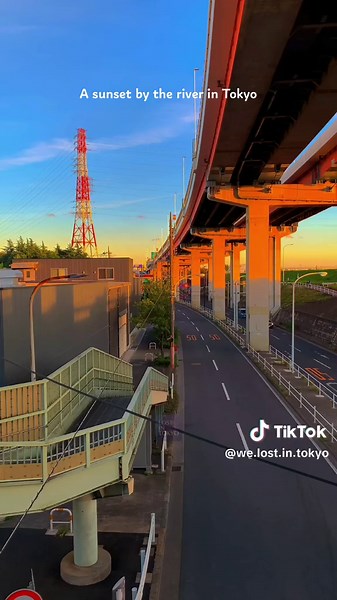 A sunset by the Sumida River, Tokyo. There are many sports parks and walking trails next to several major rivers in Tokyo, and the lawns of river dams often appear in Japanese movies, TV dramas and Animes. #japan #日本 #sunset #tokyo #foryou
