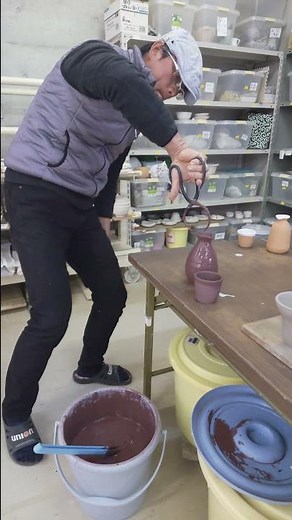 大工の陶芸作家 釉薬つけ作業