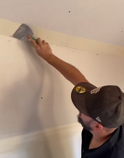 Putting level line 45 in drywall #paratiiiiiii #viral #drywall #construction