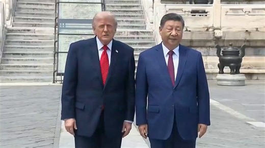 The Pet Dog when under leash kneeling right beside/ before his Master !!! Bheegi Billi🤣🤣Don't need to be an expert to read the awkward and uncomfortable nervous body language of this Globally Recognized Pedo Trump 🤣🤡😆