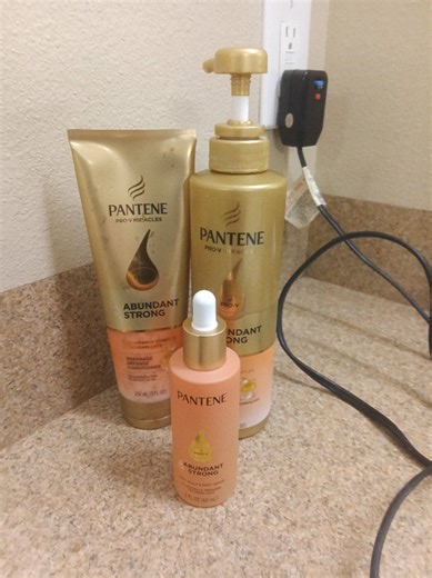 Tested the Pantene Pro-V Miracles Abundant & Strong trio (shampoo, conditioner, & scalp serum) and I’m officially obsessed! 🧖‍♀️✨ If your hair is fine, flat, or just needs some serious life breathed back into it, this is the routine you need. Here is the breakdown: 🫧 The Shampoo: Deep cleans and gives instant root lift without that dry, stripped feeling. 🏼‍♀️ The Conditioner: Silky, hydrating, and tames frizz but leaves ZERO heavy buildup. 💧 The Scalp Serum: The ultimate game-changer! Weight