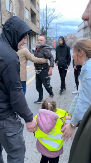 🚨 Incident tokom blokade u Sarajevu. Tenzije su nakratko porasle, taksista u burnoj raspravi s građanima❗️ | Vijesti.ba