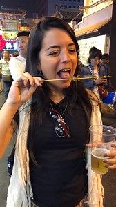 Comerías un escorpión 🦂? Probando comida en China #china #comida #turista | Eu Viajo Sozinha