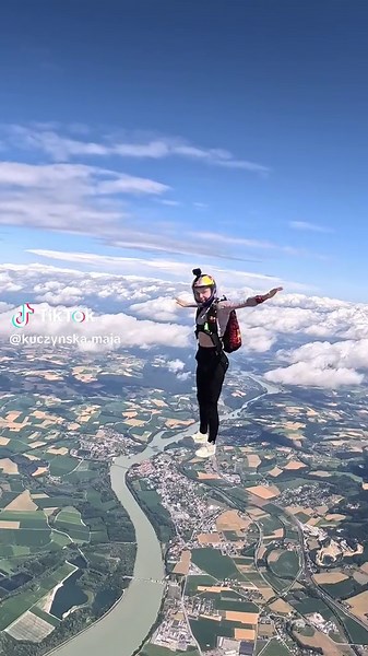 I used to be a gymnast so I thought it would be fun to try to do like a classic gymnastics tumble in the air 😂 but I mean I wouldn’t say it turned out very realistic 😂😂 turns out physics is a bit different when you’re falling from the sky who would have guessed 😂 📸 - @Mairis Laiva
