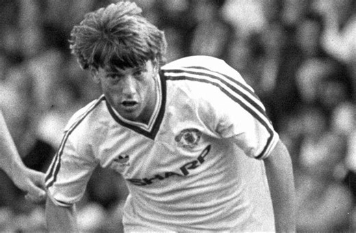 Jesper Olsens United: Drukture, smøger og stjernekammerater