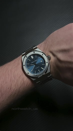 І після цього більшість очікує побачити цінник із ще одним нулем. Бо коли бачиш механічний годинник із такою подачею — масивний корпус, складний циферблат, відчуття серйозної речі на руці — автоматично думаєш, що це зовсім інший бюджет. Але тут цікавіше. Всередині: • Японський механізм від Seiko — перевірена надійність механіки • Сапфірове скло — стійке до подряпин • Корпус із нержавіючої сталі • Водонепроникність 100 м (10 ATM) Той випадок, коли дивишся на годинник — і ціна не збігається з очік