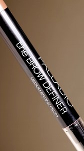 ¿Conoces nuestro lápiz triangular de cejas? La punta triangular de este innovador lápiz te ayudará a crear cejas atrevidas y de apariencia natural sin mucho esfuerzo. Vegano, libre de gluten y disponible en 4 diferentes tonos. | Palladio Costa Rica