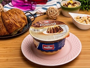 73K views · 222 reactions | Răsfață-te cu Muller Pudding 450g, un o budincă cremoasă de ciocolată desăvârșită de un sos dulce de vanilie. Mmm, desertul perfect e la o linguriță distanță! | Müller Romania | Facebook