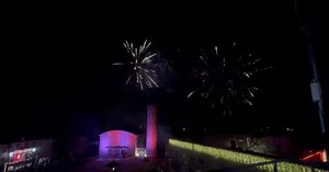 [Vu à Argences] le feu d’artifice Ce soir, la commune d’Argences avait donné rendez-vous au public sur la place du Général-Leclerc, devant la mairie, pour admirer le feu d’artifice spécialement conçu pour les fêtes de fin d’année. | Outrouverquoiacaen