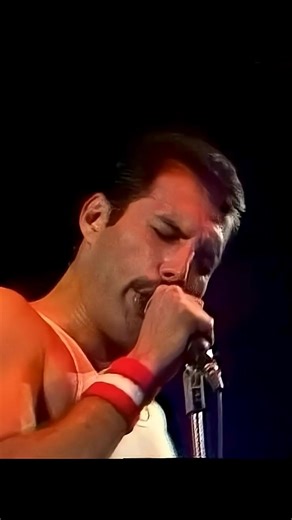 Queen's Back Chat Live Performance at the Bowl 1982